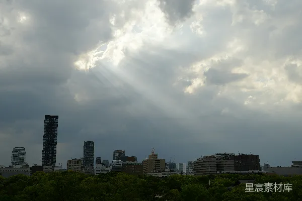 高清摄影 城市上空的阴云与建筑物和树木交织的画面