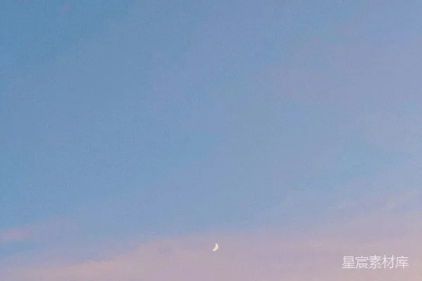 高清摄影 天空中飞行的飞机与远处的月亮在一道。