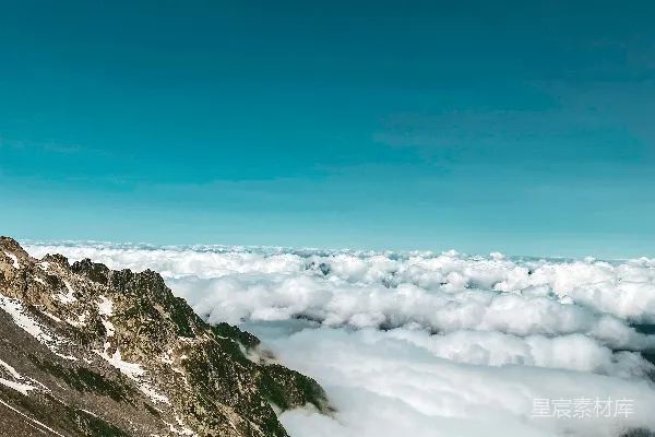 高清摄影 山巅的一角，云雾缭绕的岩石山脉美景