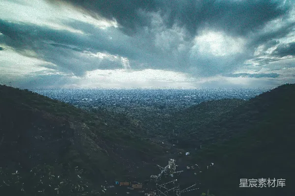 高清摄影 白天山顶上白色的黑色建筑在蓝天之下