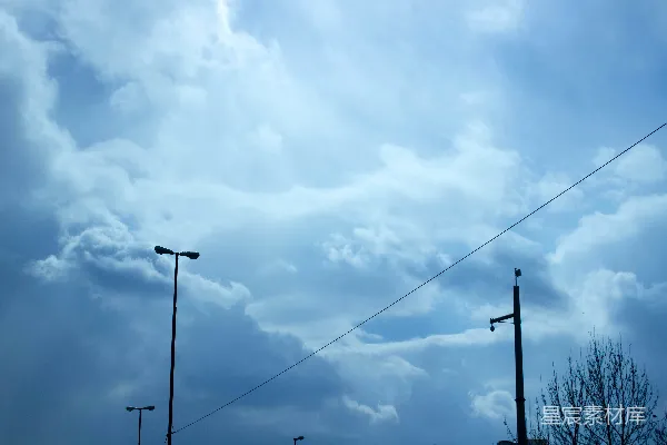 高清摄影 街灯和路灯在一片阴云的天空下