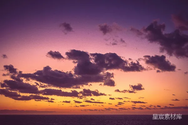 高清摄影 夕阳西下，天空中有云朵。