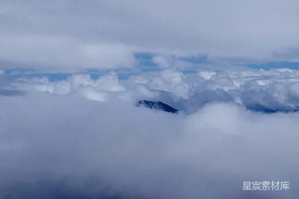 高清摄影 山峰从轻柔的云雾中探出头来。