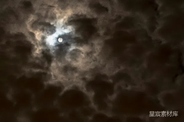 高清摄影 满月出现在阴云密布的夜空