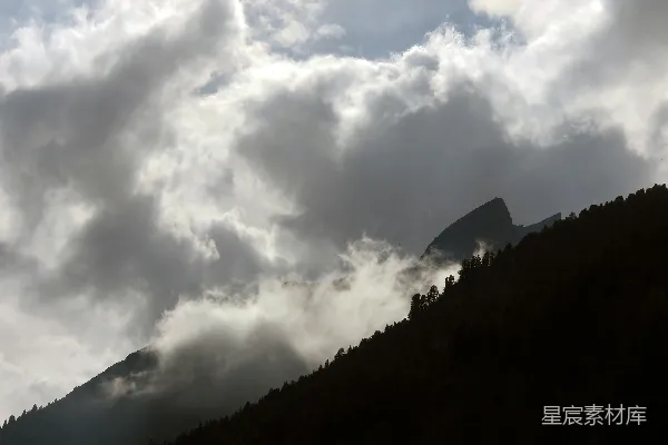 高清摄影 云中的山峦