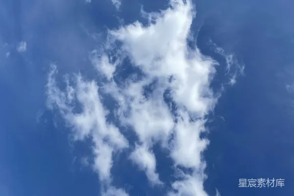 高清摄影 天空中飞行的飞机周围有很多云朵