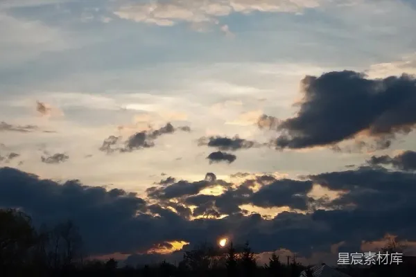 高清摄影 天空中阳光透过云层照耀着太阳