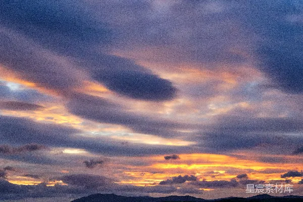 高清摄影 夕阳西下，云霞满天，山峦在背后衬托。