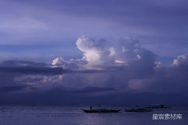 高清摄影 几艘船漂浮在一片大型水域之上