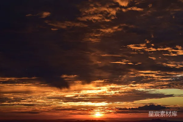 高清摄影 夕阳下的橙色云朵