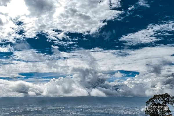 高清摄影 绿树山间白云缭绕
