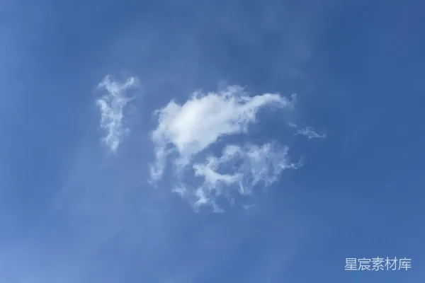 高清摄影 蓝天中一个心形的云朵