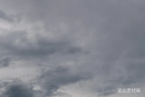 高清摄影 一架飞机正在云层中的天空中飞行。