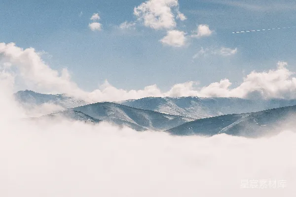 高清摄影 站在雪覆盖的山顶上