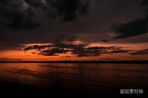 高清摄影 云遮夕阳时的天空之水