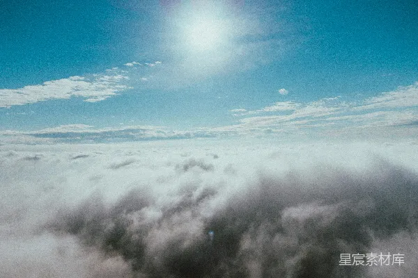 高清摄影 天空中太阳在云层之上闪耀。