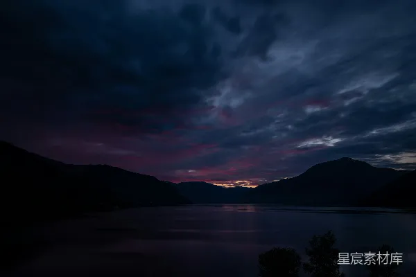 高清摄影 背景是云和山的暗夜天空