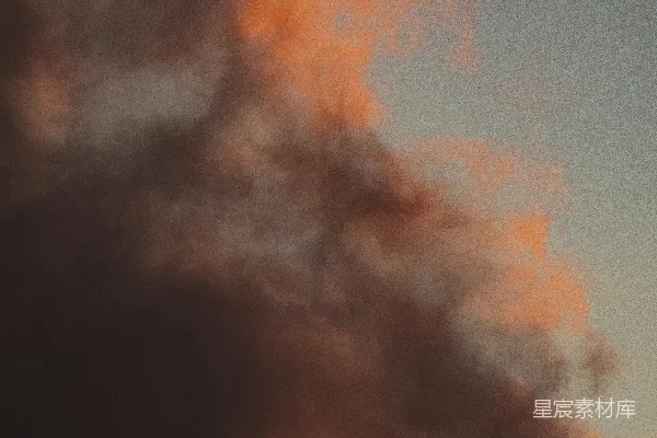 高清摄影 一架飞机在黄昏时分穿越一片云层覆盖的天空。