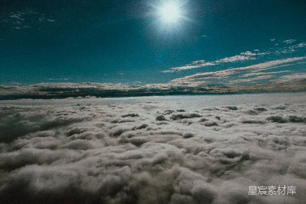 高清摄影 天空中太阳在云层之上闪耀。