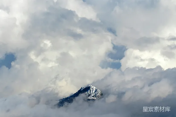 高清摄影 中有一座云海中的山峰