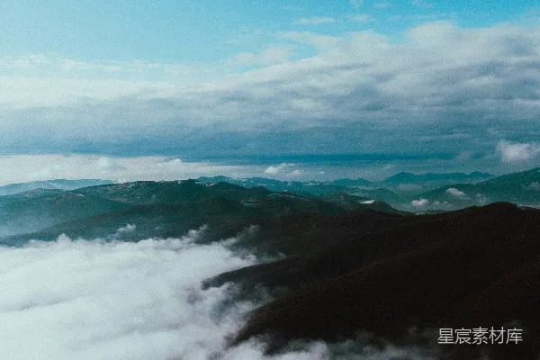 高清摄影 山顶被云层覆盖的景象