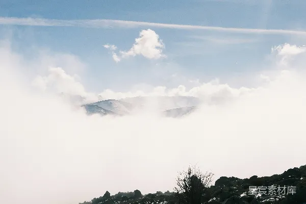 高清摄影 山顶上站着一个人，他脚下覆盖着白雪。