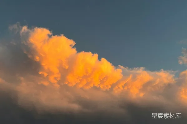 高清摄影 空中飞行的飞机周围有很多云朵。