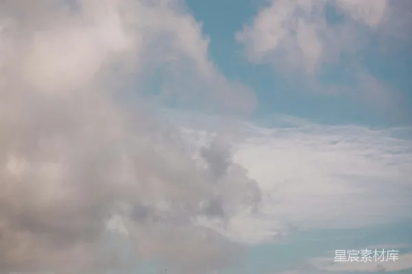 高清摄影 山顶有一座塔，在一片阴云的天空下