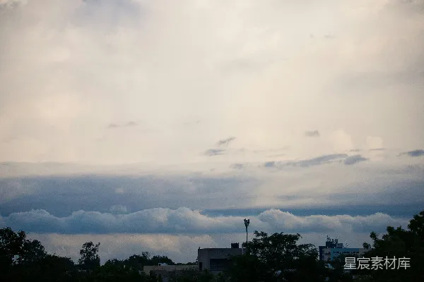 高清摄影 白天绿树下的白云