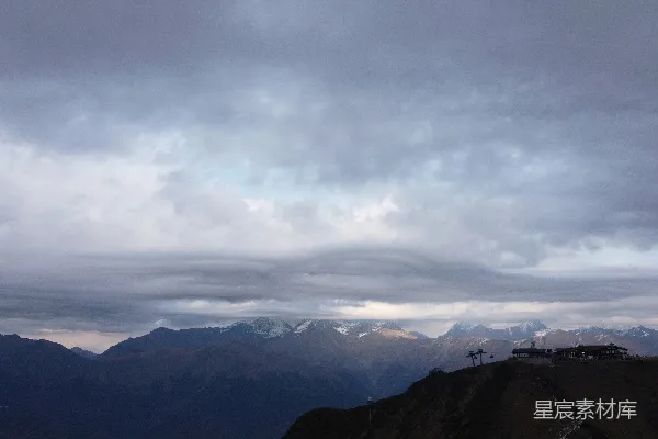 高清摄影 山与云的风景