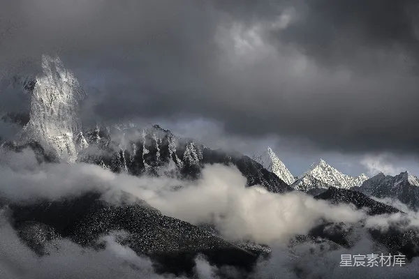 高清摄影 白雪皑皑的山峰在乌云之下