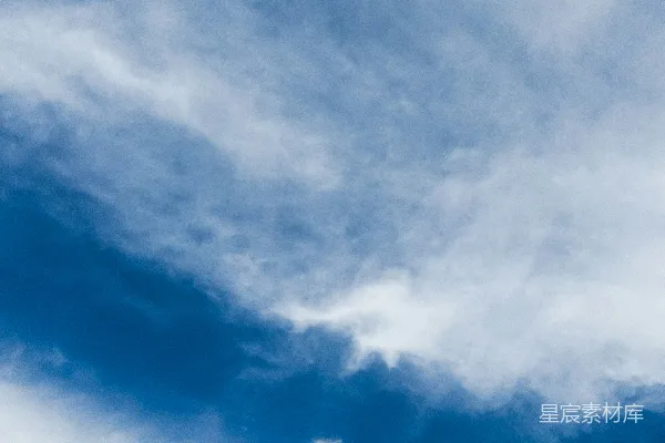 高清摄影 湛蓝的天空间透出几丝白云。