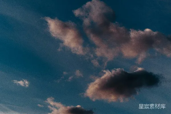 高清摄影 暗云飘过黄昏的天空。