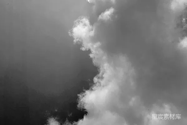 高清摄影 天空中暗沉的背景下，云层 dramatic 地翻滚着。