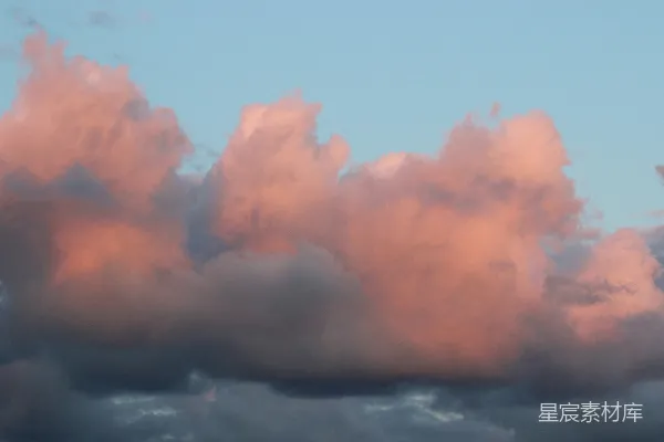 高清摄影 空中飞plane在许多云层中飞行。