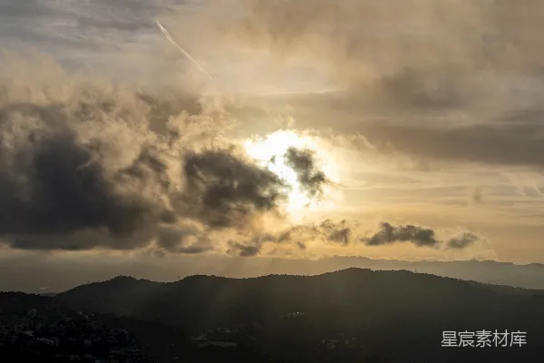 高清摄影 山间阳光透过云层照耀着。