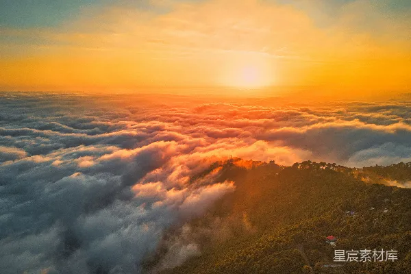 高清摄影 天边的太阳正在云层中落下