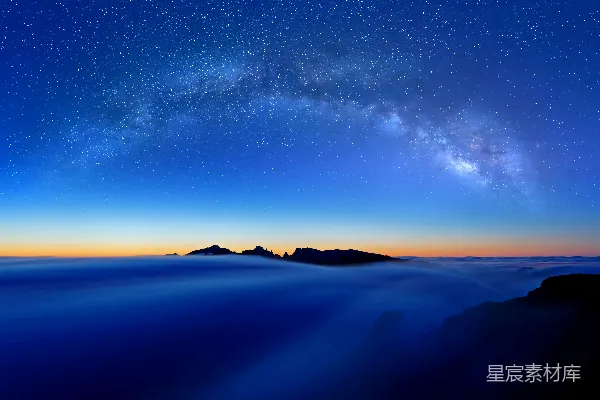 高清摄影 夜空中的景象，银河在远方闪烁。