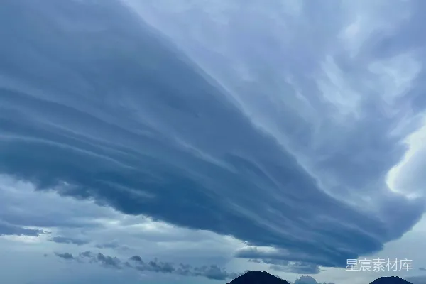 高清摄影 背景中有山的阴云密布的天空