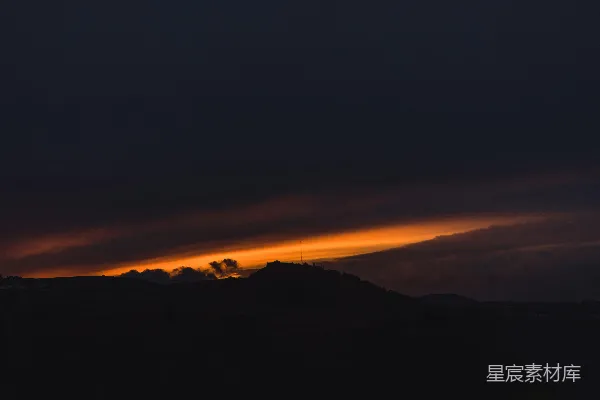 高清摄影 夕阳落下一座山头，云彩环绕。