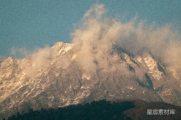 高清摄影 覆盖着白雪和云雾的大山