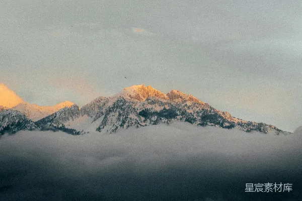 高清摄影 白天云遮山雪覆盖的山脉