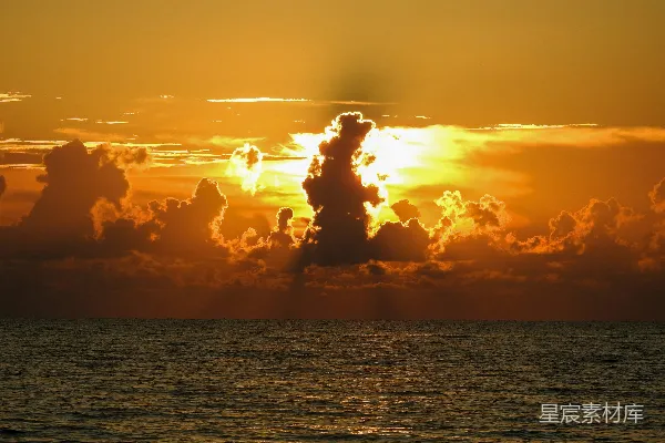 高清摄影 夕阳西下，映照着大海，云霞满天。
