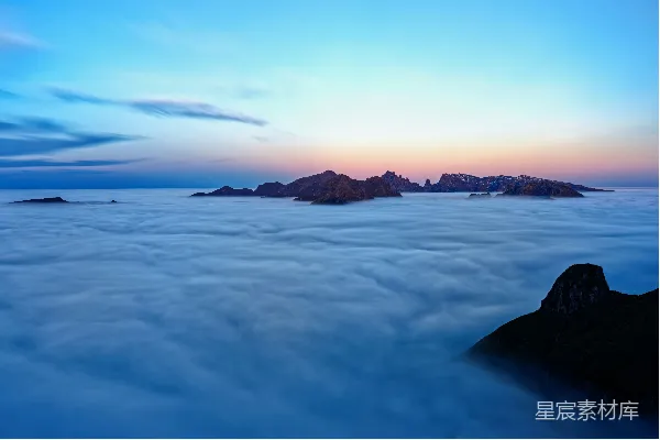 高清摄影 远处山峦下的海云景色