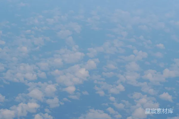 高清摄影 fluffy白的云散落在一碧如洗的蓝天中。
