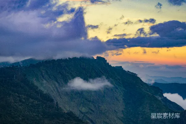 高清摄影 绿山白云间白天景色