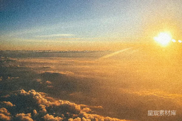 高清摄影 天边的太阳正在云层中落下