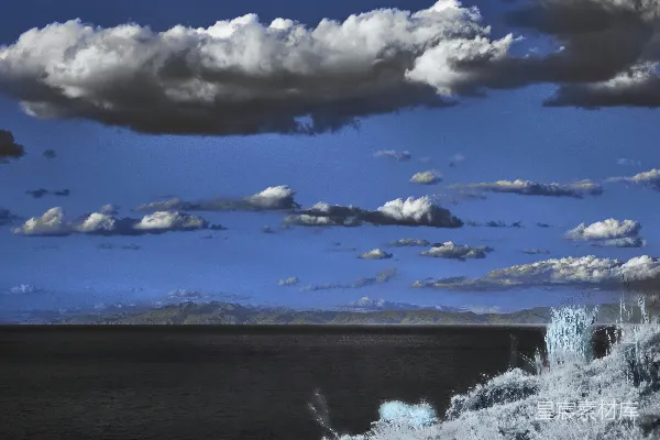 高清摄影 一幅暗淡的 landscapes 上空布满了 dramatic 的云朵和深蓝色的天空