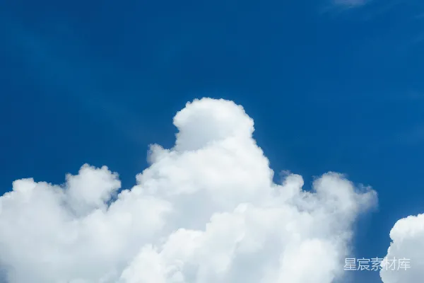 高清摄影 蔚蓝的天空中漂浮着大片白云。