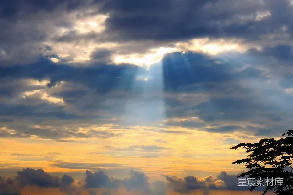 高清摄影 神光穿透阴云的天空。